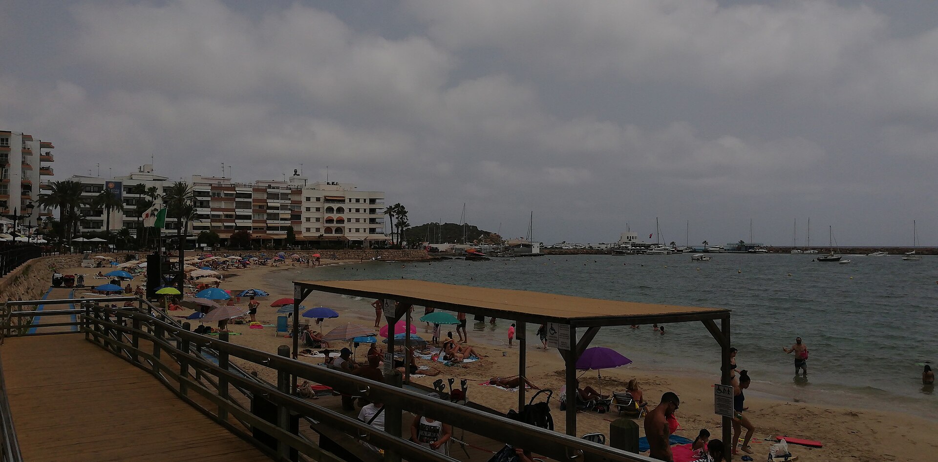 Stadsstrand van Santa Eulària met marina