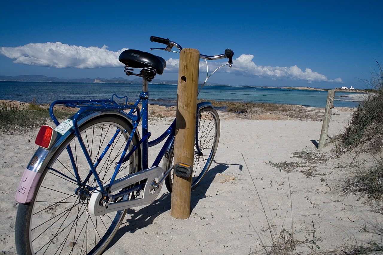 Fiets op het strand van Ses Illetes, Formentera