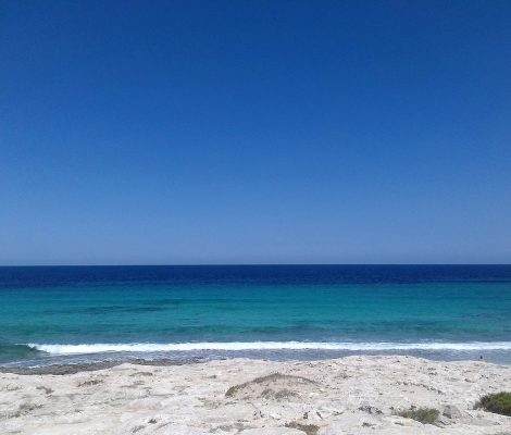 Het turquoise water en witte zand van Ses Illetes op Formentera