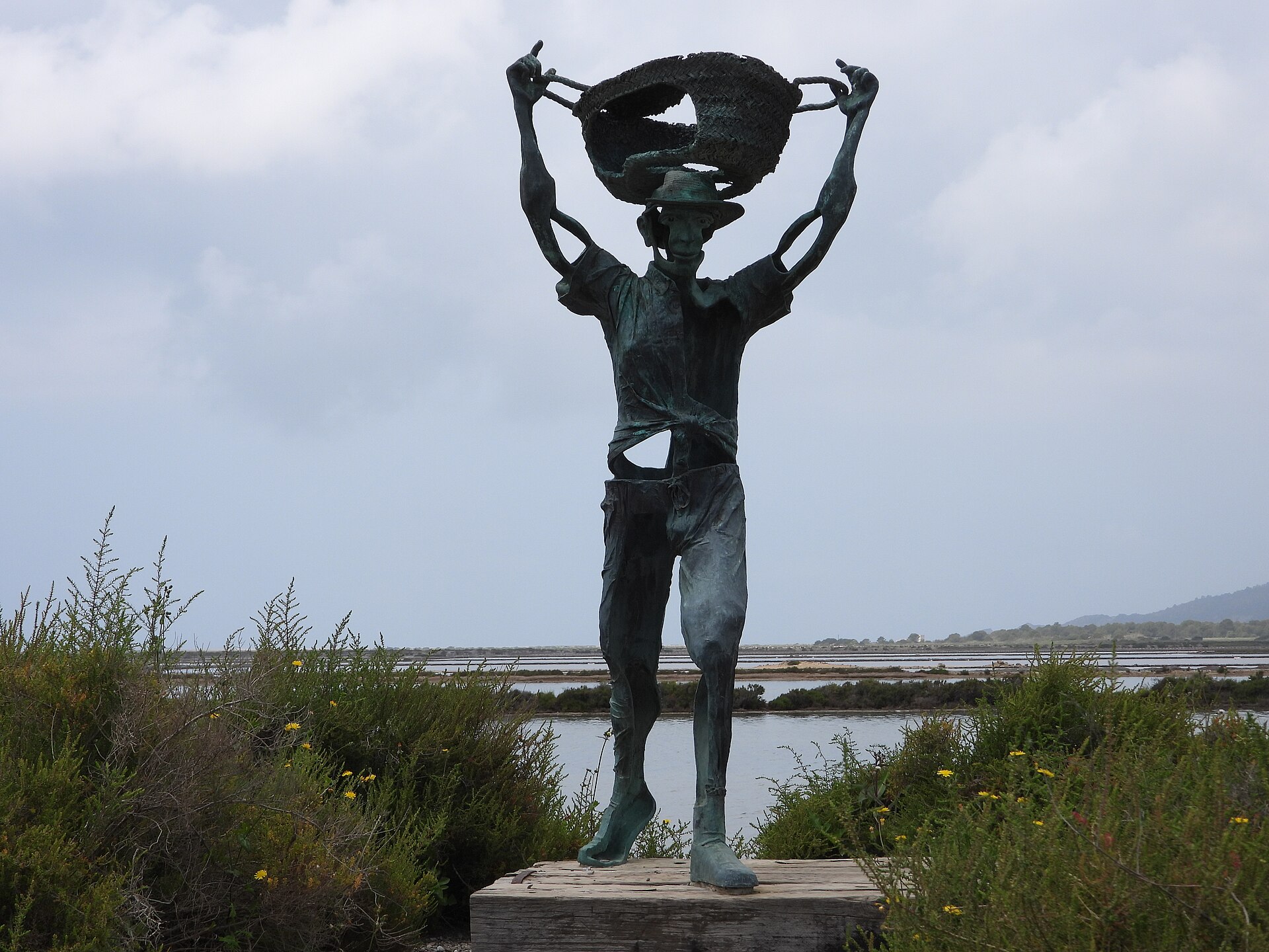 Bronzen standbeeld van een saliner (zoutarbeider) bij Ses Salines Ibiza