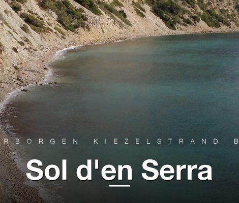 Sol d'en Serra kiezelstrand met dramatische gele kliffen, oostkust Ibiza