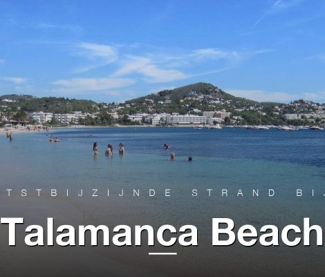 Het strand van Talamanca bij Ibiza-stad, met helderblauw water en wit zand
