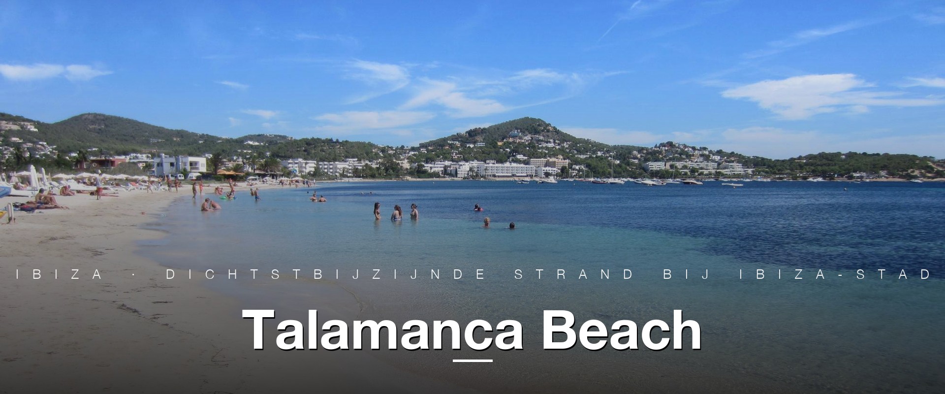 Talamanca-strand bij Ibiza-stad met helderblauw water