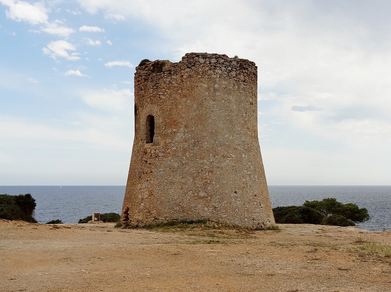 De 16e-eeuwse Torre de Cala Pi boven de baai op Mallorca