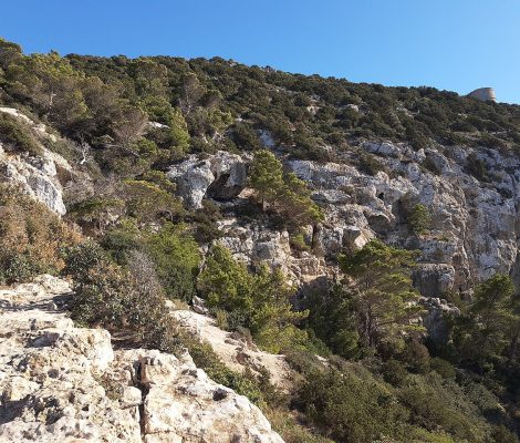 Torre des Savinar (piratentoren) op de kliffen bij Es Vedrà, Ibiza