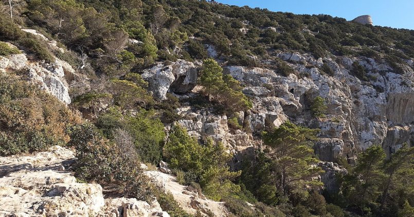 Torre des Savinar (piratentoren) op de kliffen bij Es Vedrà, Ibiza
