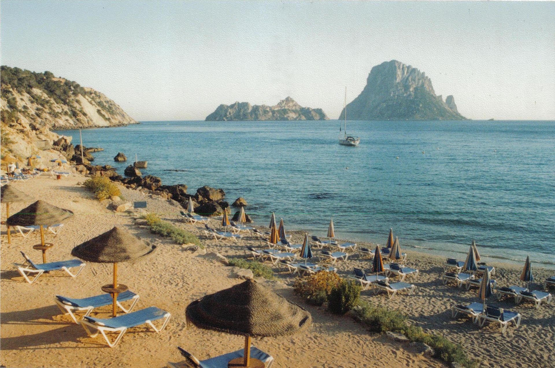 Cala d'Hort met Es Vedrà op de achtergrond — het uitzicht vanaf Villa Vedra