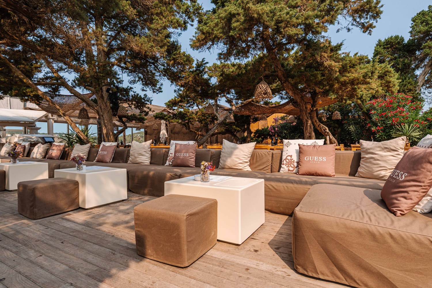 De loungeplekken en ligbedden op het terras aan zee.