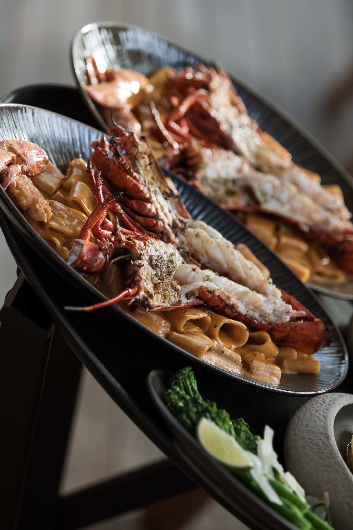 De keuken staat bekend om verse vis en pasta, zoals de lobster paccheri.