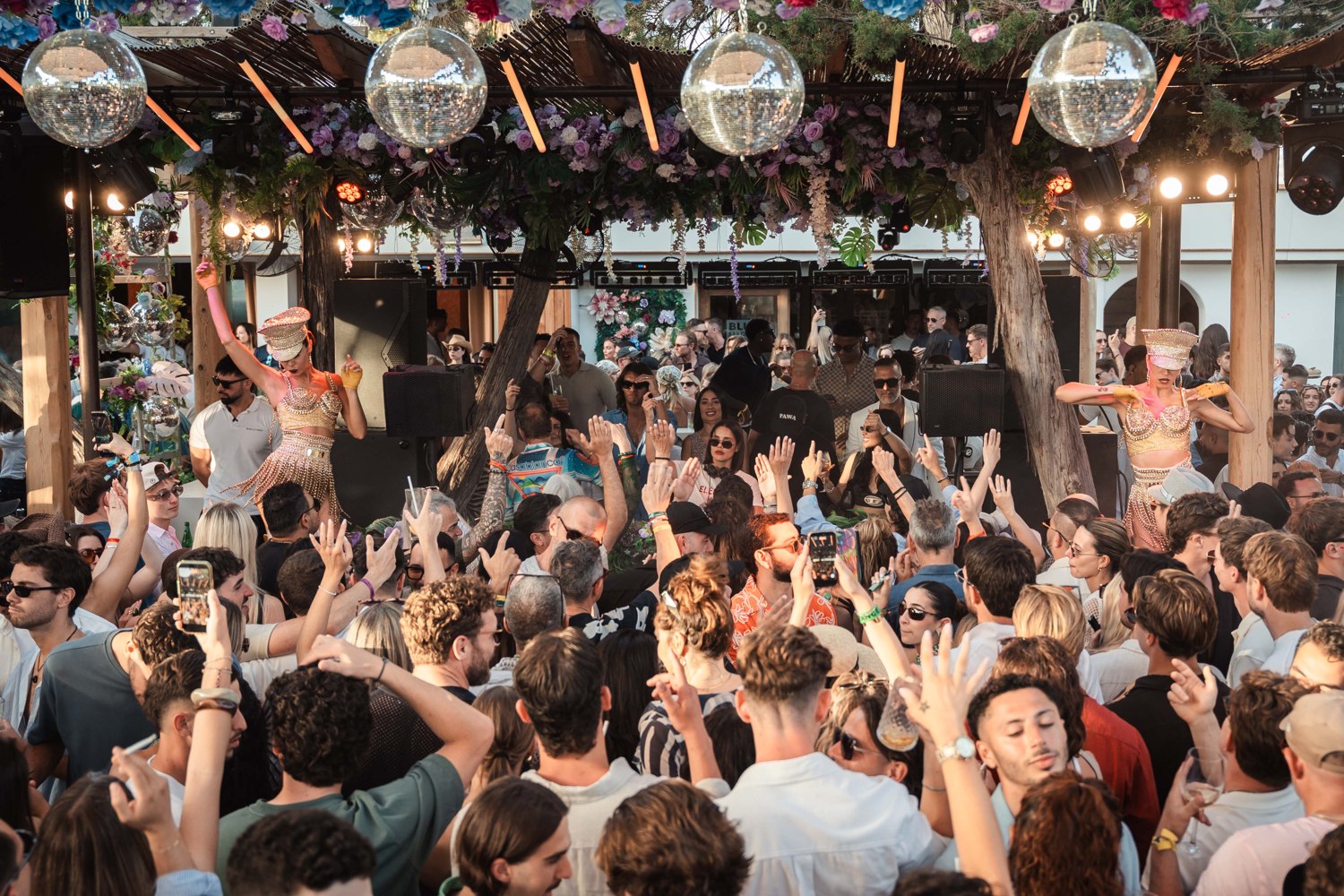 Overdag loopt het terras vol onder de discoballen.