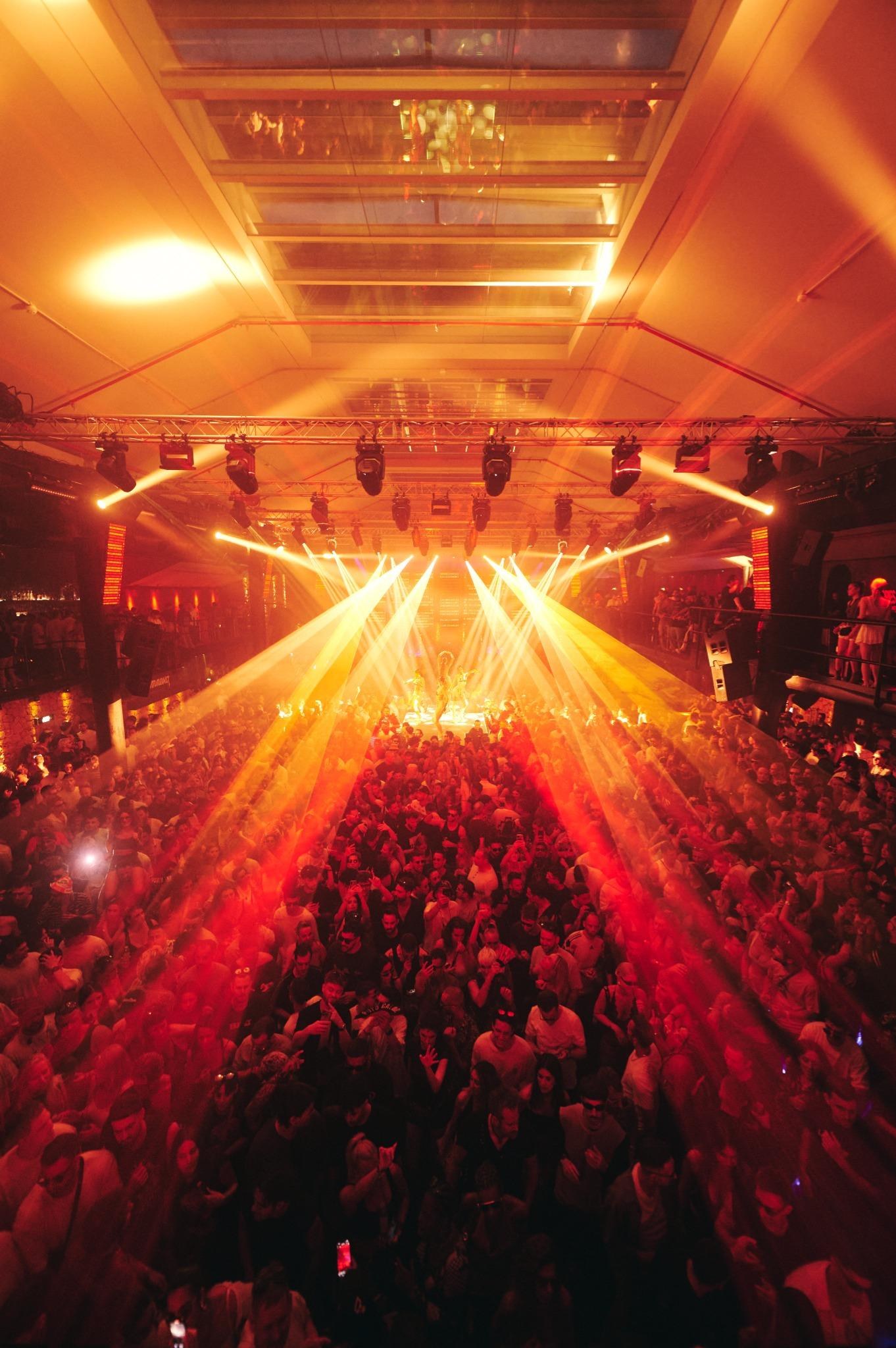 De zaal onder het karakteristieke plafond, in vol licht en geluid.