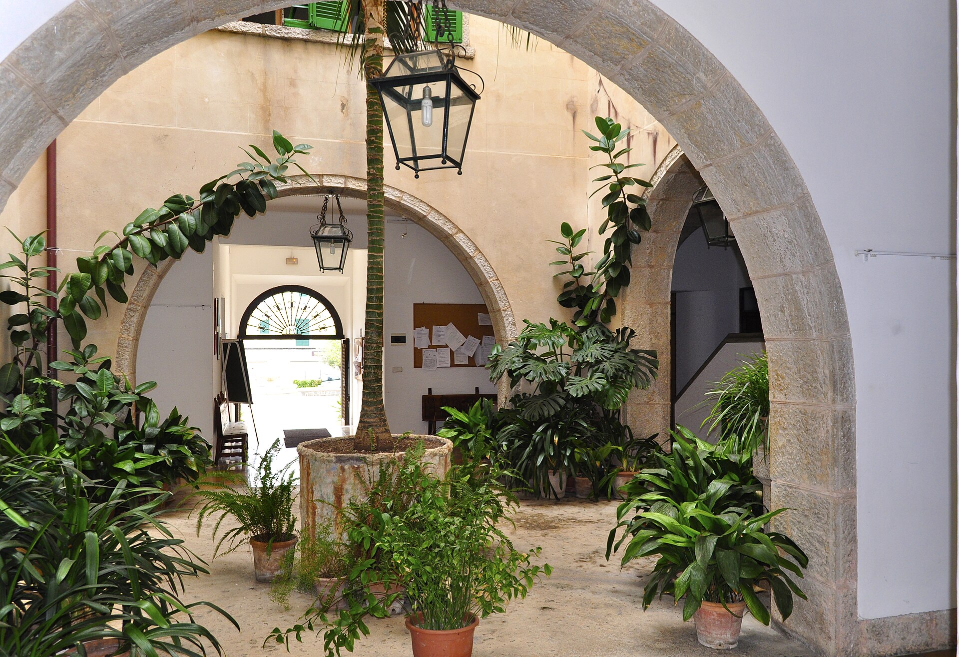Artà Mallorca: heuvelstad met het Sant Salvador-heiligdom 2 Een schaduwrijke binnenplaats van het gemeentehuis van Artà