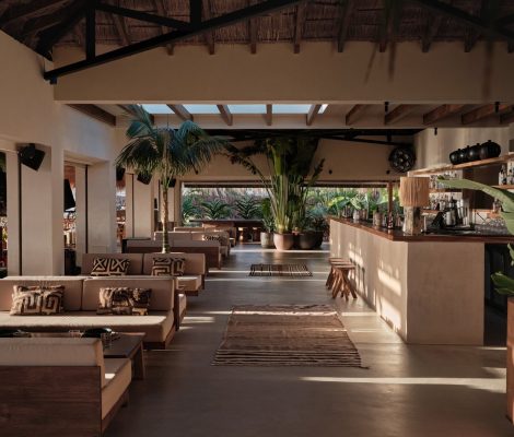Het boho-interieur en de lounge van Beachouse