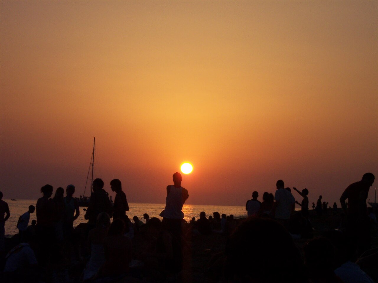 Het zonsondergangsritueel op de rotsen van Sant Antoni.