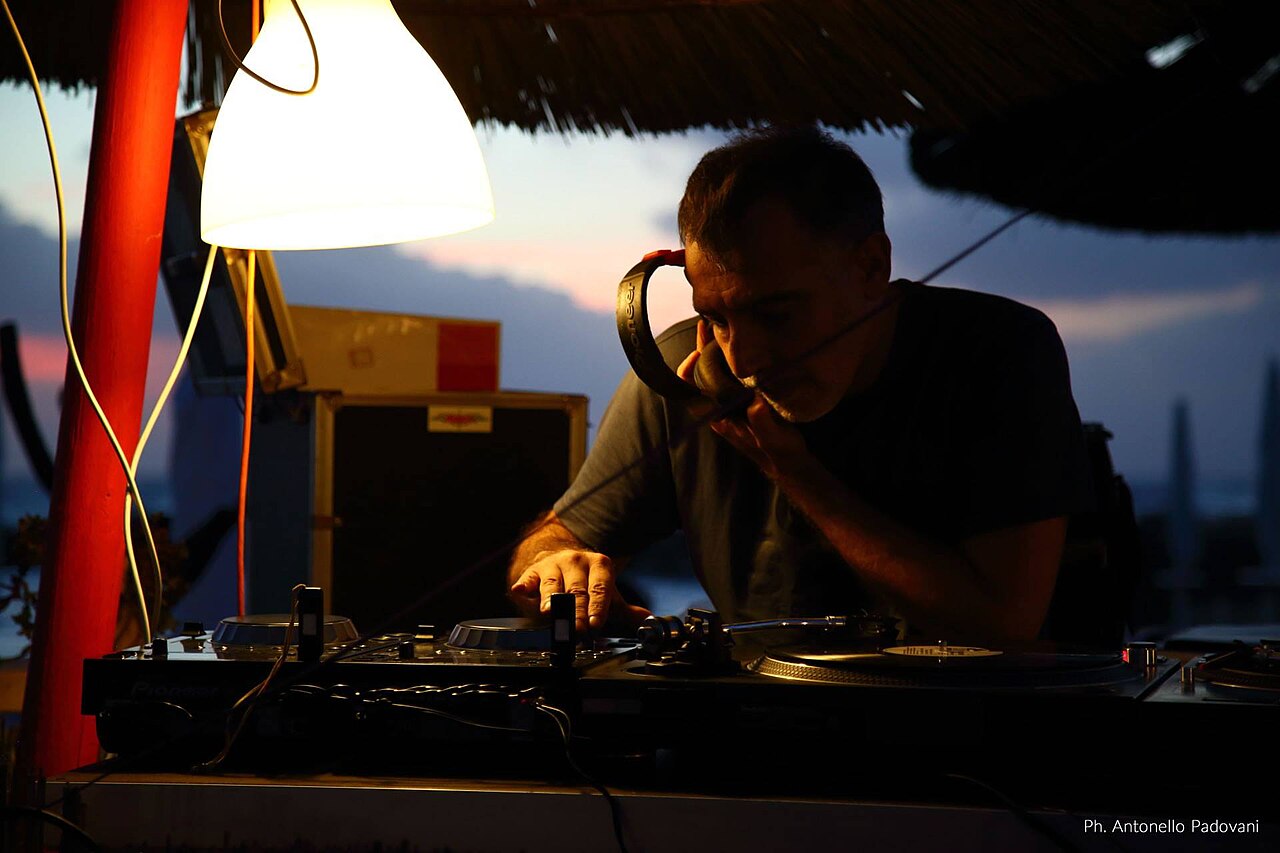 Pre-parties met bekende dj's zetten de toon voor de nacht.