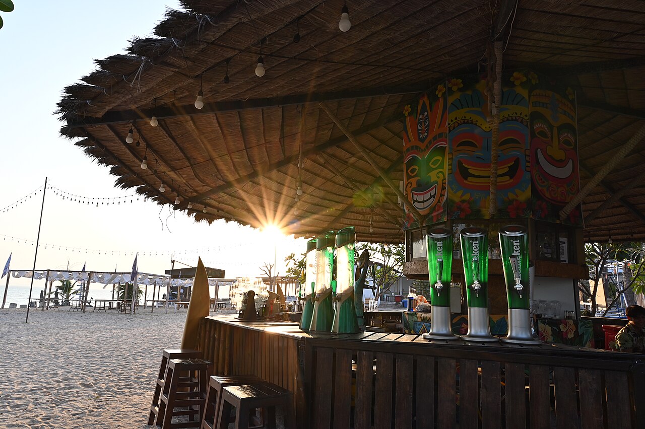 Een cocktail terwijl de zon in zee zakt.