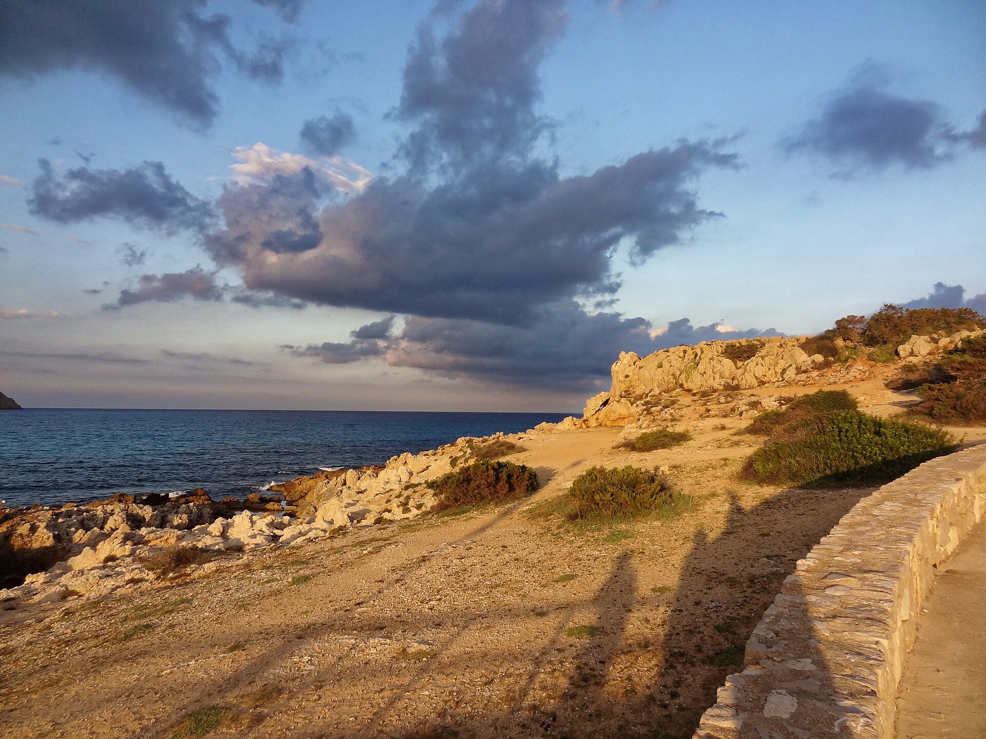 Duinen en kustpad bij Cala Agulla in het avondlicht, Mallorca
