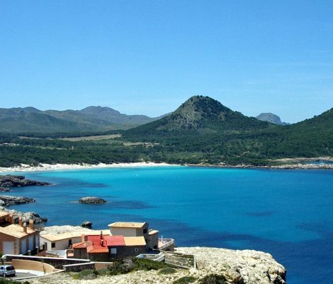 Cala Agulla aan de noordoostkust van Mallorca, turquoise baai met bergen