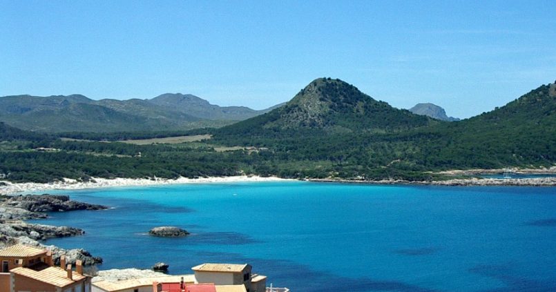 Cala Agulla aan de noordoostkust van Mallorca, turquoise baai met bergen