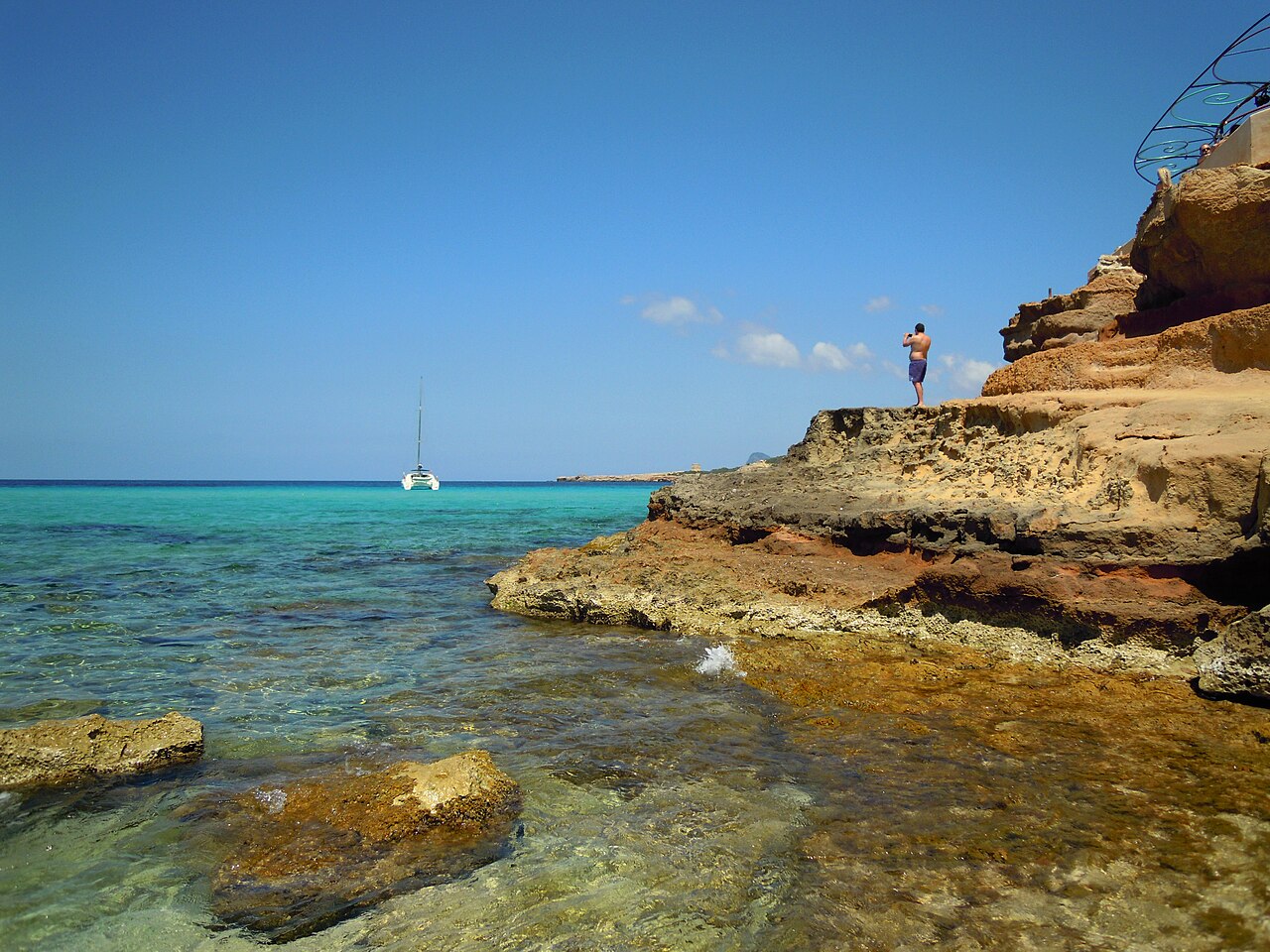 Sunset Ashram Ibiza: de zonsondergang van Cala Comte 3 Het heldere turquoise water en de rotsen van Cala Comte