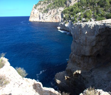 Cala d'Albarca aan de noordkust van Ibiza, dramatische kliffen boven diepblauwe zee
