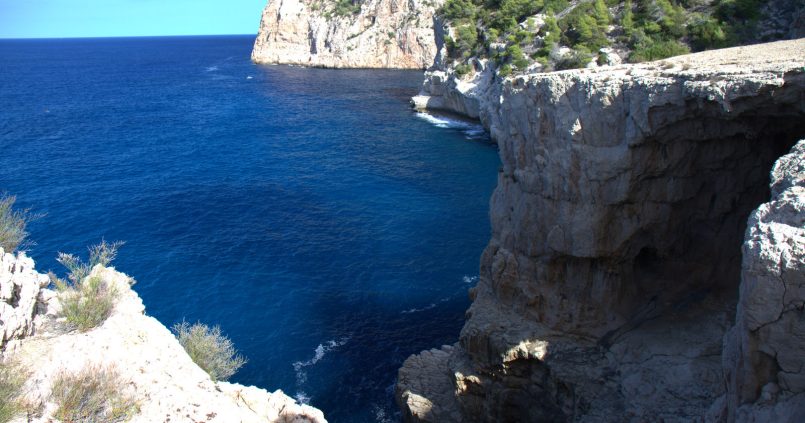 Cala d'Albarca aan de noordkust van Ibiza, dramatische kliffen boven diepblauwe zee