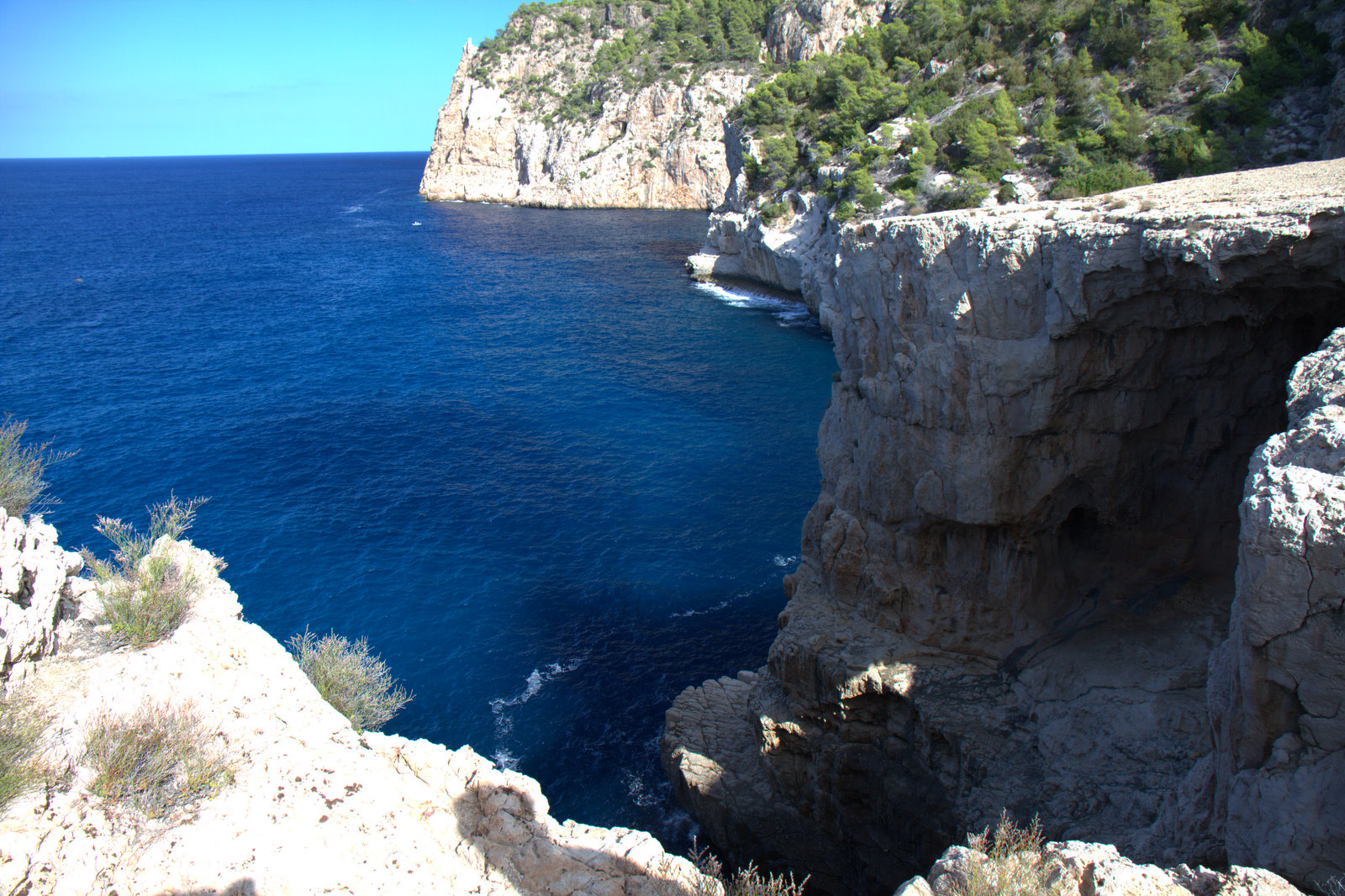 De natuurlijke stenen boog Es Portal bij Cala d'Albarca, Ibiza