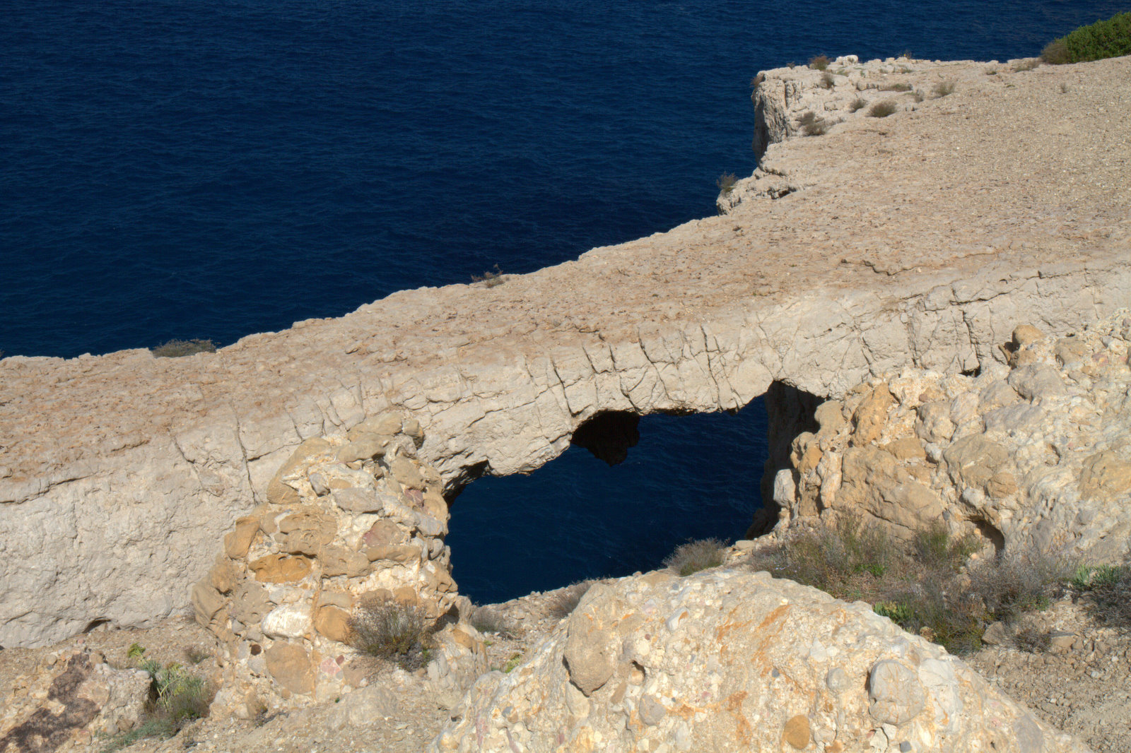 De natuurlijke stenen boog Es Portal bij Cala d'Albarca, Ibiza