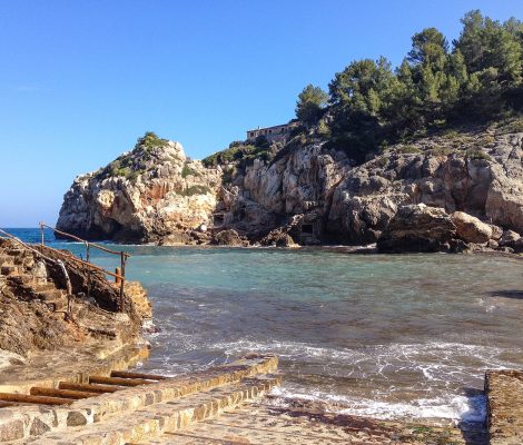 Cala Deià aan de westkust van Mallorca, kristalhelder water tussen kliffen