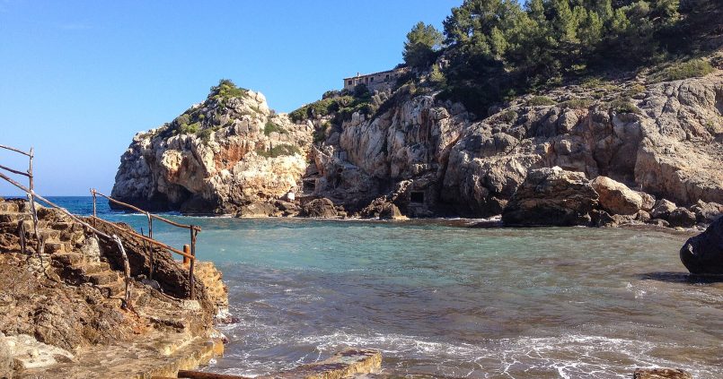 Cala Deià aan de westkust van Mallorca, kristalhelder water tussen kliffen