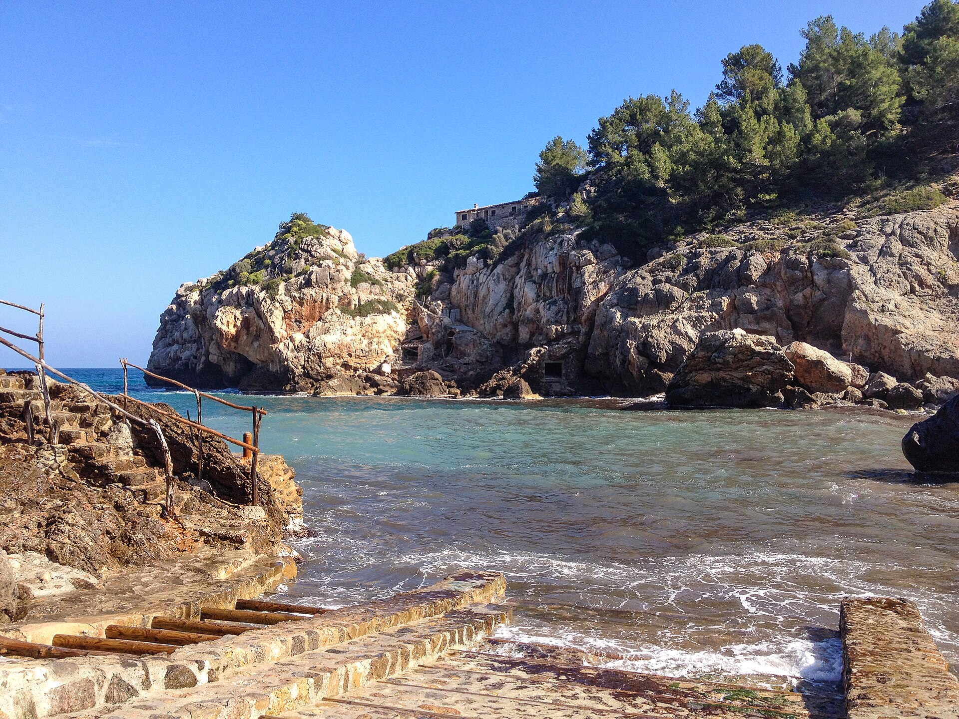 Traditionele vissersboten in de bootgarages van Cala Deià