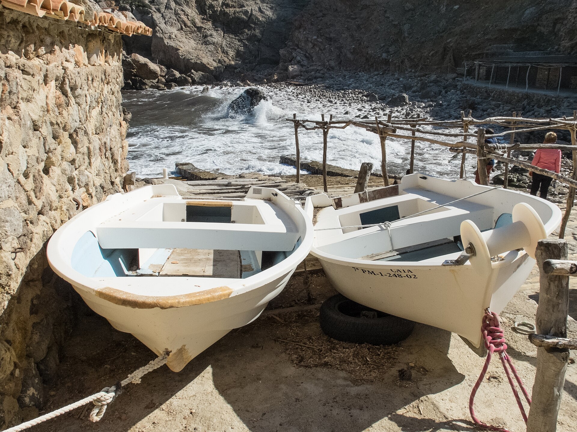 Traditionele vissersboten in de bootgarages van Cala Deià