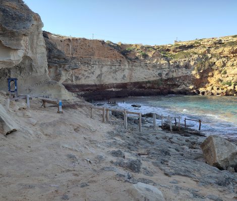 Cala en Baster op Formentera, rotsige baai met uitgehakte botenhuisjes in de zandsteen