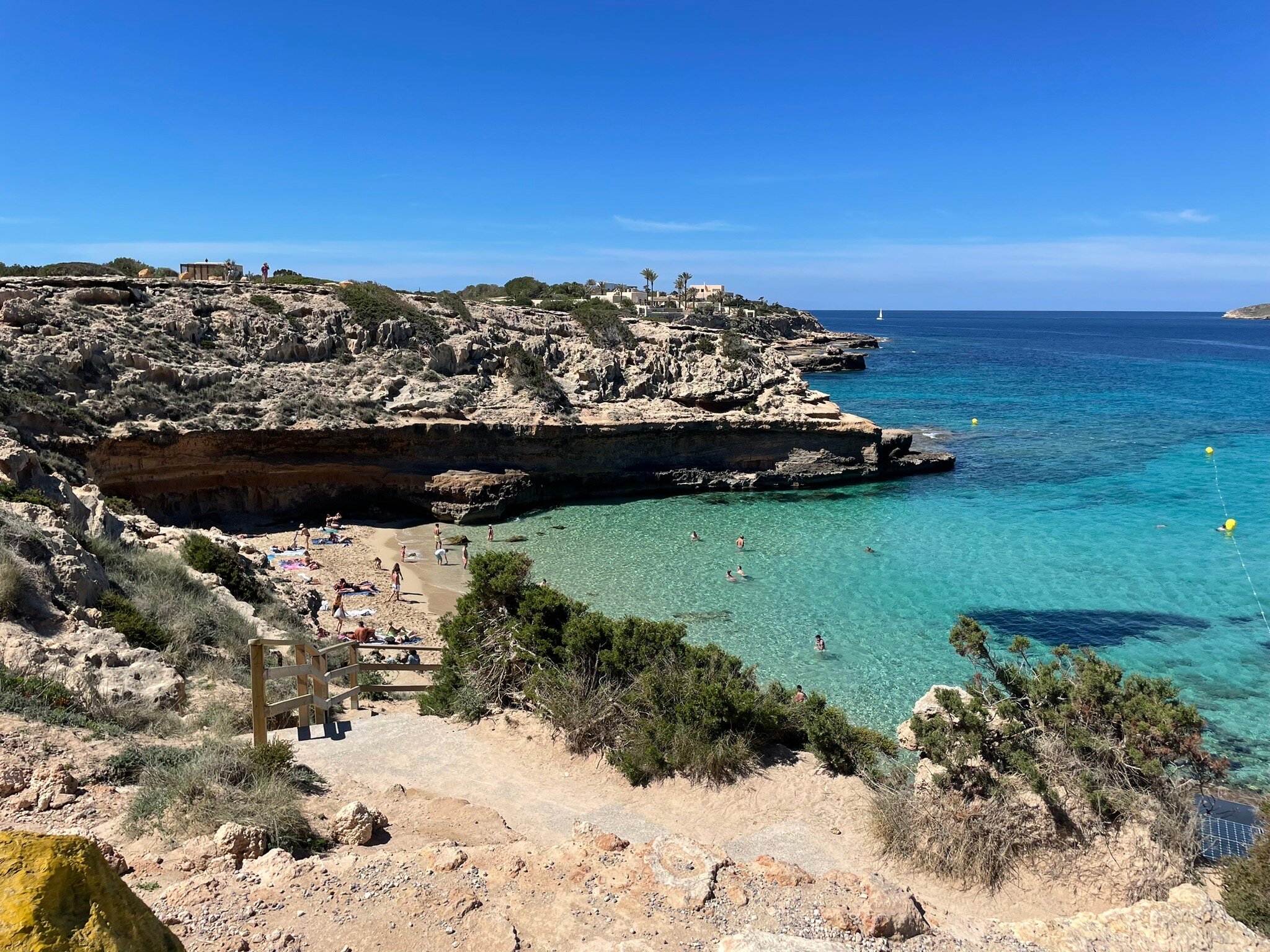 De verborgen cove van Cala Escondida met rotsen en turquoise water