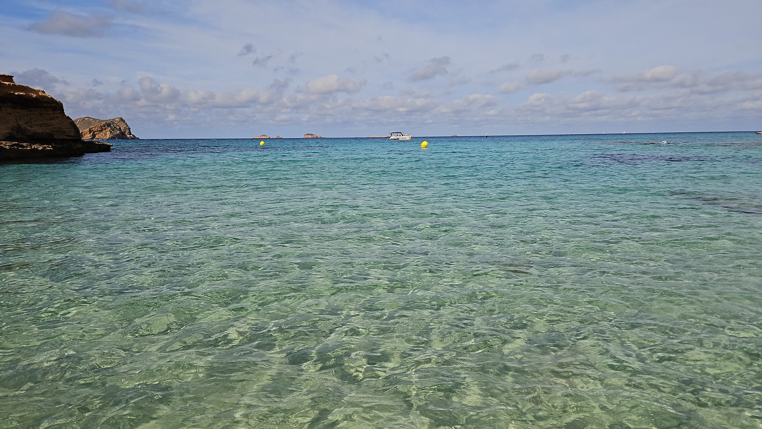 De verborgen cove van Cala Escondida met rotsen en turquoise water