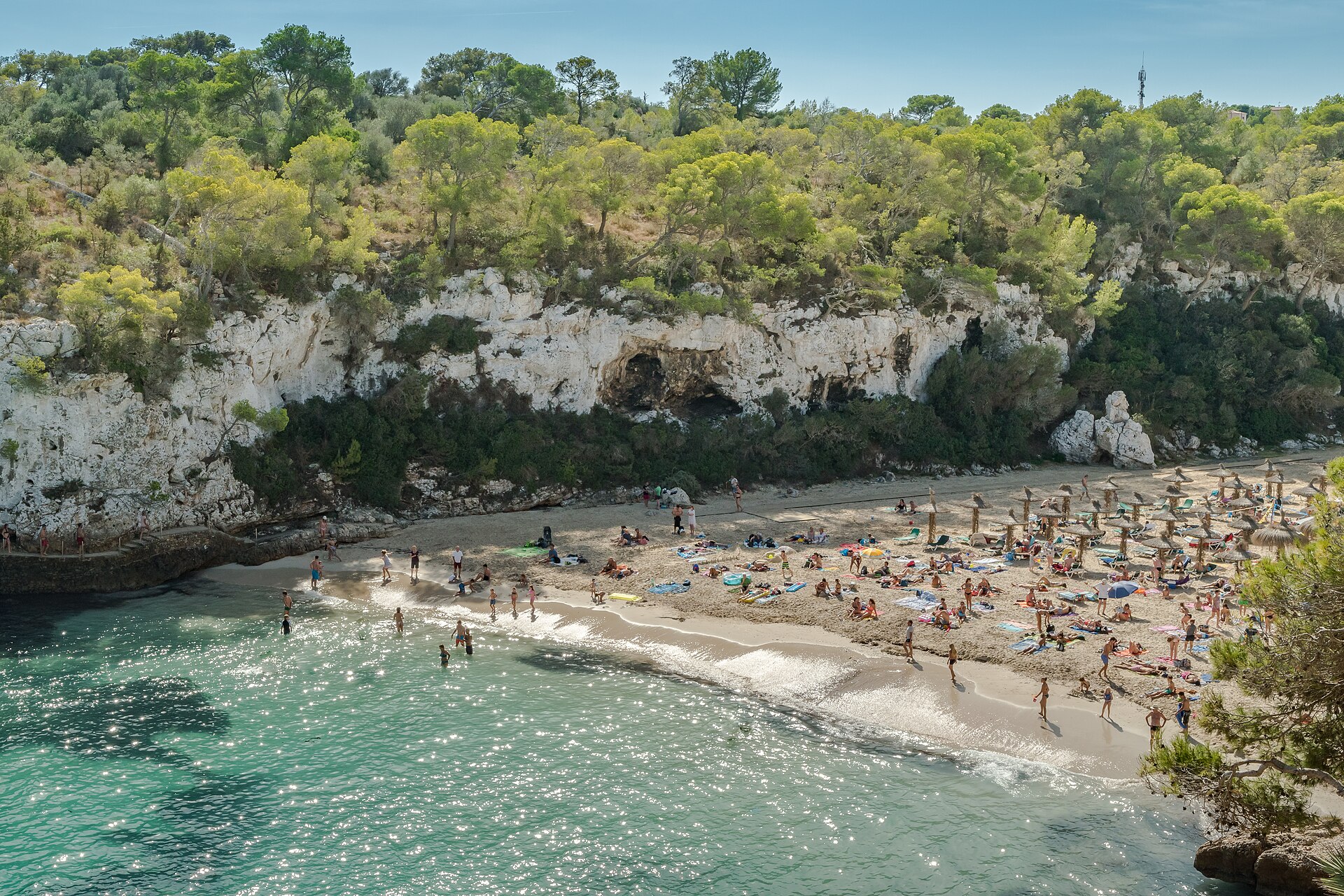 Cala Llombards Mallorca: beschutte turquoise baai bij Santanyí 2 De hoefijzerbaai van Cala Llombards met wit zand en pijnbomen