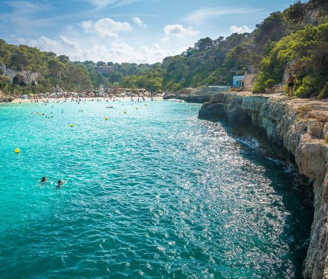 Cala Llombards aan de zuidoostkust van Mallorca, turquoise water tussen kliffen