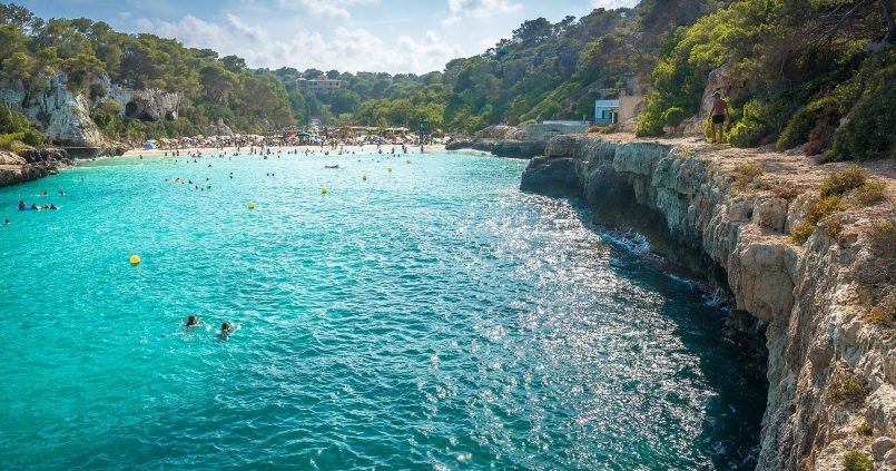 Cala Llombards aan de zuidoostkust van Mallorca, turquoise water tussen kliffen