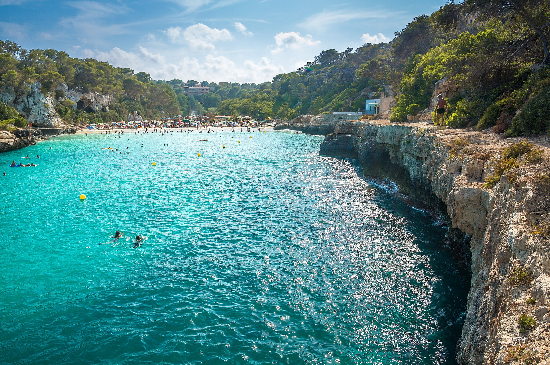 Cala Llombards Mallorca: beschutte turquoise baai bij Santanyí 1 De hoefijzerbaai van Cala Llombards met wit zand en pijnbomen