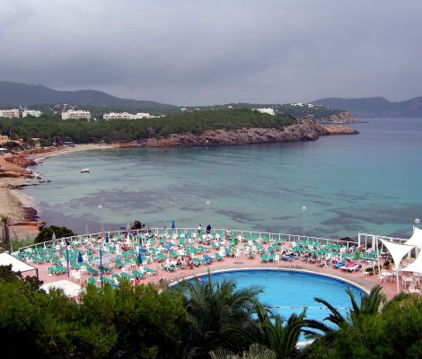 Cala Nova aan de noordoostkust van Ibiza, met baai en pijnbossen