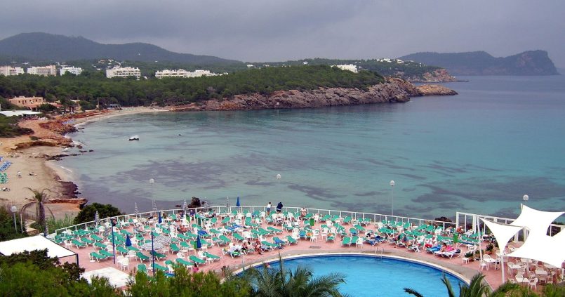 Cala Nova aan de noordoostkust van Ibiza, met baai en pijnbossen