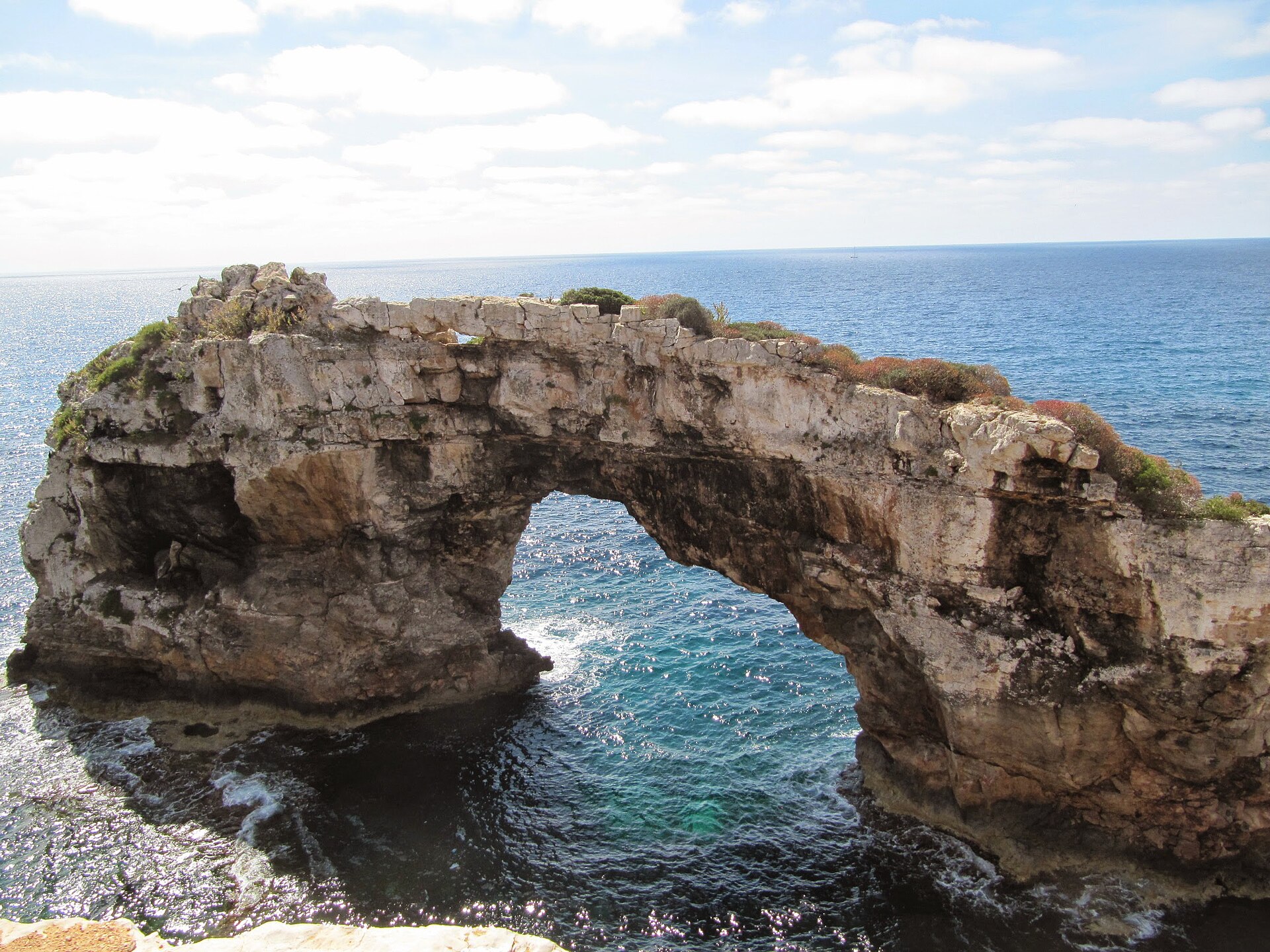 De natuurlijke rotsboog Es Pontàs bij Cala Santanyí, Mallorca