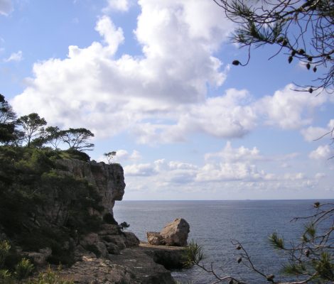 De kliffen en zee bij Cala Santanyí aan de zuidoostkust van Mallorca