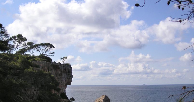 De kliffen en zee bij Cala Santanyí aan de zuidoostkust van Mallorca