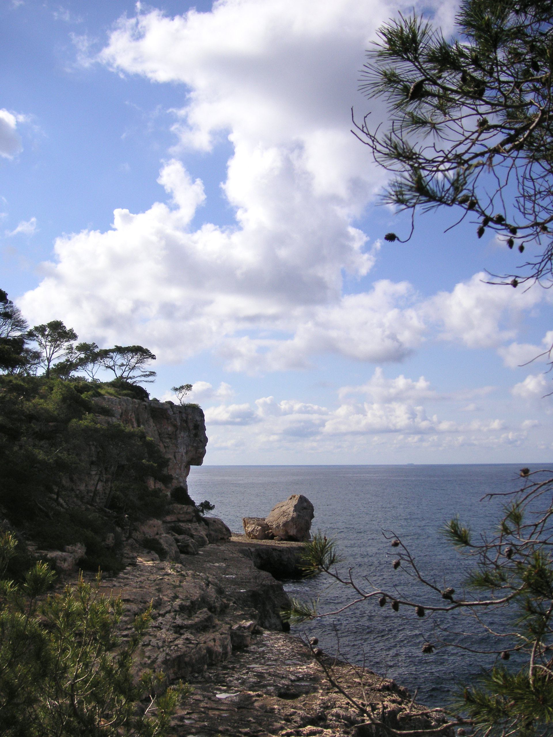 De natuurlijke rotsboog Es Pontàs bij Cala Santanyí, Mallorca