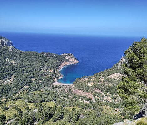 Cala Tuent in de Serra de Tramuntana op Mallorca, baai omringd door bergen