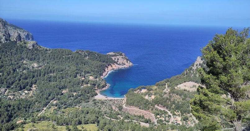Cala Tuent in de Serra de Tramuntana op Mallorca, baai omringd door bergen