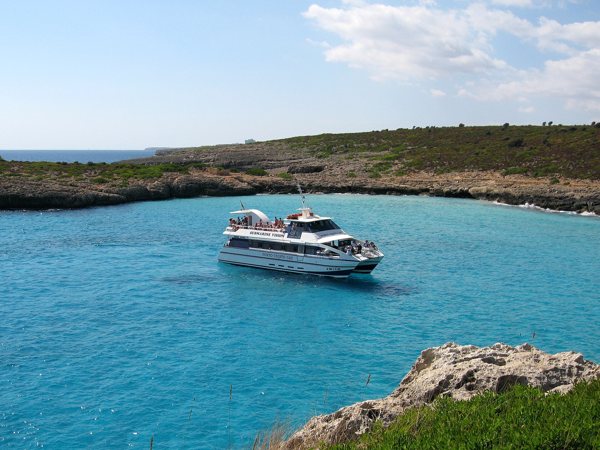Cala Varques Mallorca: een van de laatste wilde stranden van het eiland 2 Boot in de turquoise baai van Cala Varques bij de grotten
