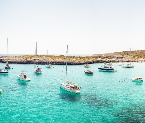 Cala Varques aan de oostkust van Mallorca, turquoise baai met zeilboten