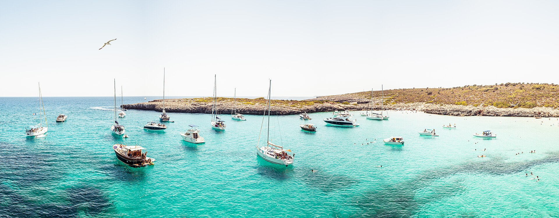 Cala Varques Mallorca: een van de laatste wilde stranden van het eiland 1 Boot in de turquoise baai van Cala Varques bij de grotten